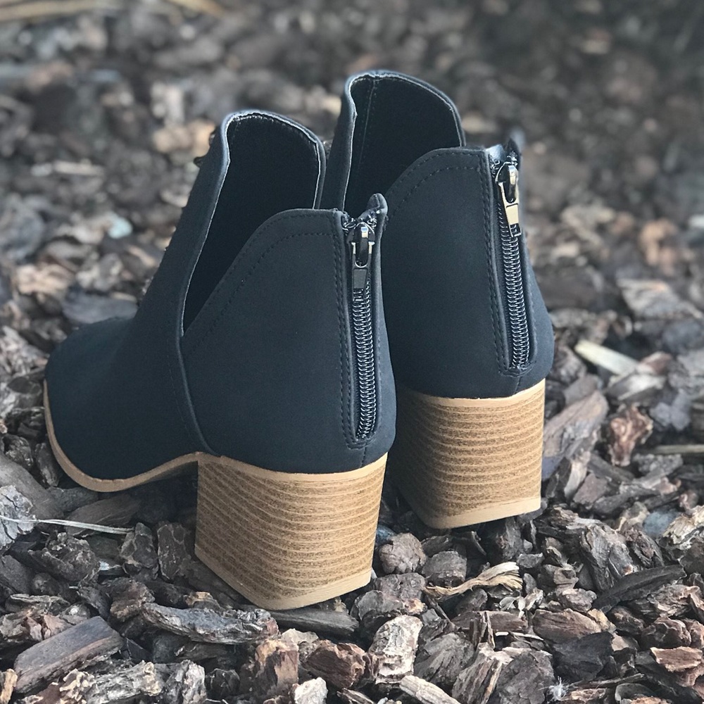 Side cut out peep toe booties - Picture 3 of 7